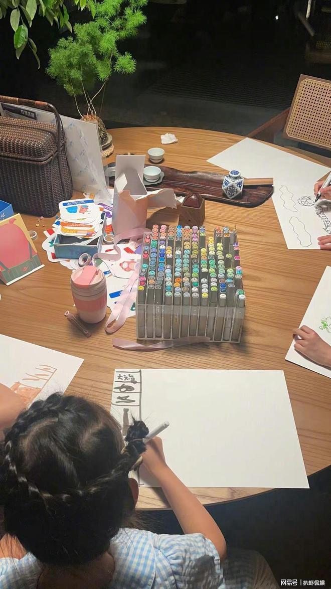 董子健晒合照为女儿庆生，孙怡忙事业未发声