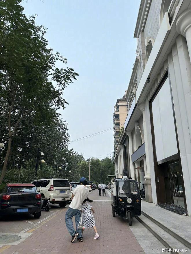 董子健晒合照为女儿庆生，孙怡忙事业未发声