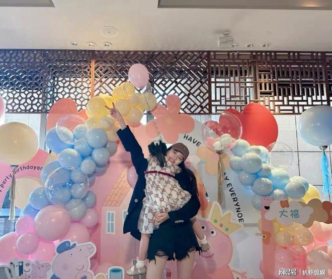 董子健晒合照为女儿庆生，孙怡忙事业未发声