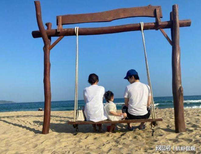 董子健晒合照为女儿庆生，孙怡忙事业未发声