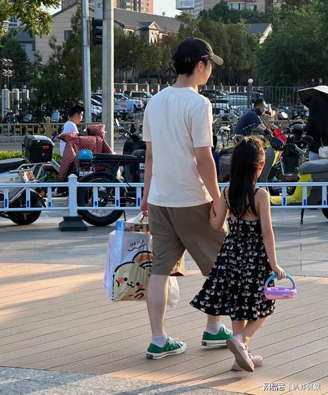 董子健晒合照为女儿庆生，孙怡忙事业未发声