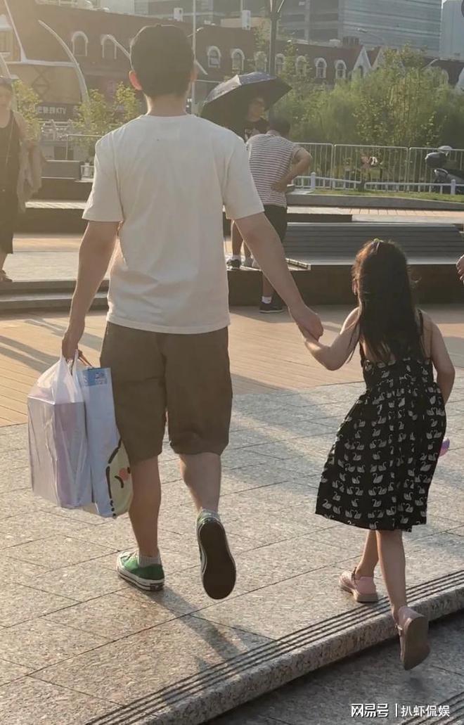 董子健晒合照为女儿庆生，孙怡忙事业未发声