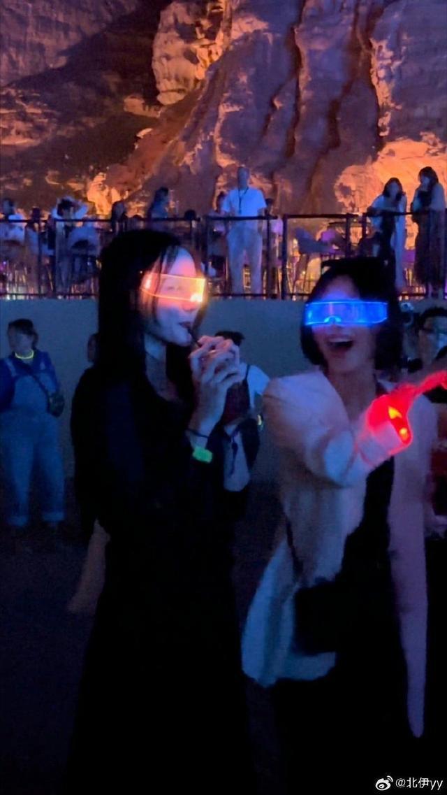 《花儿与少年5》最新路透 迪丽热巴穿黑裙戴荧光头饰