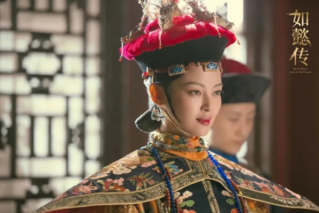还记得《如懿传》里的嘉妃辛芷蕾吗？她去花少5了