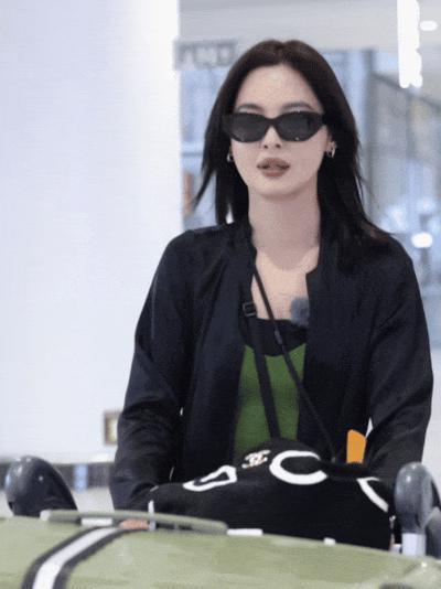 还记得《如懿传》里的嘉妃辛芷蕾吗？她去花少5了