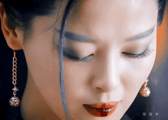 还记得《如懿传》里的嘉妃辛芷蕾吗？她去花少5了