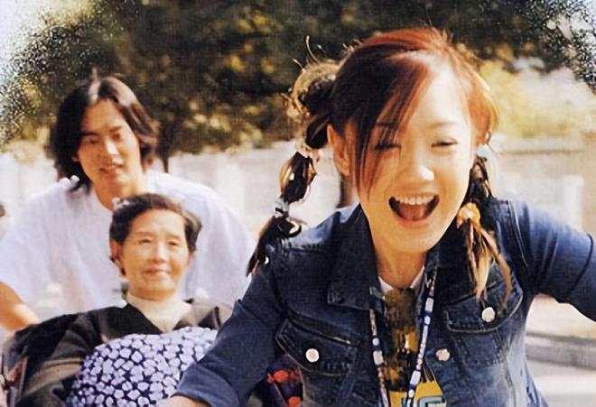 梦回《粉红女郎》!薛佳凝45岁仍单身,佛珠随身带变佛系