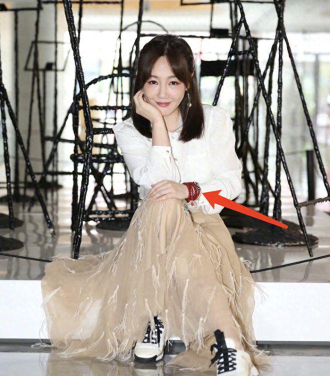 梦回《粉红女郎》!薛佳凝45岁仍单身,佛珠随身带变佛系