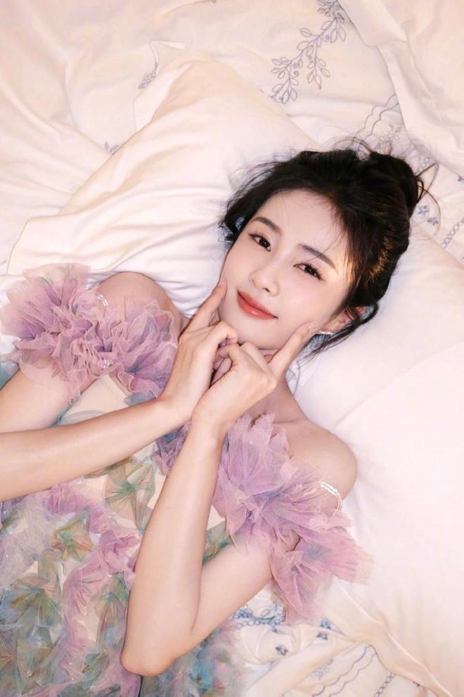 于正晒照为白鹿庆生,称赞她演技,是自己一手捧起来的亲闺女