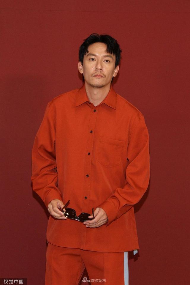 梦回《宸汐缘》！倪妮张震米兰时装周看秀同框合影