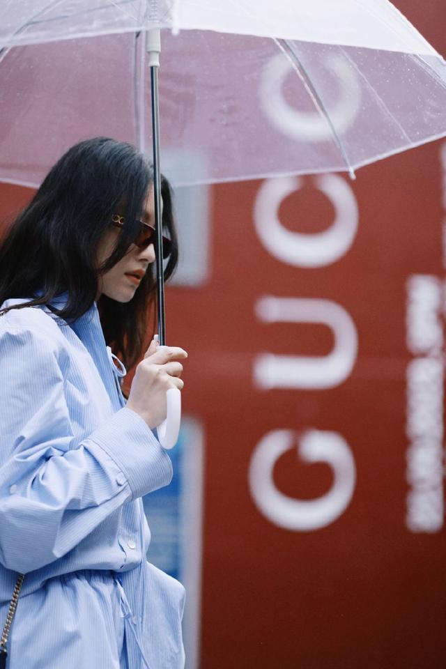 倪妮米兰街头随心漫步 穿浅蓝衬衣沁心自在回眸绝美
