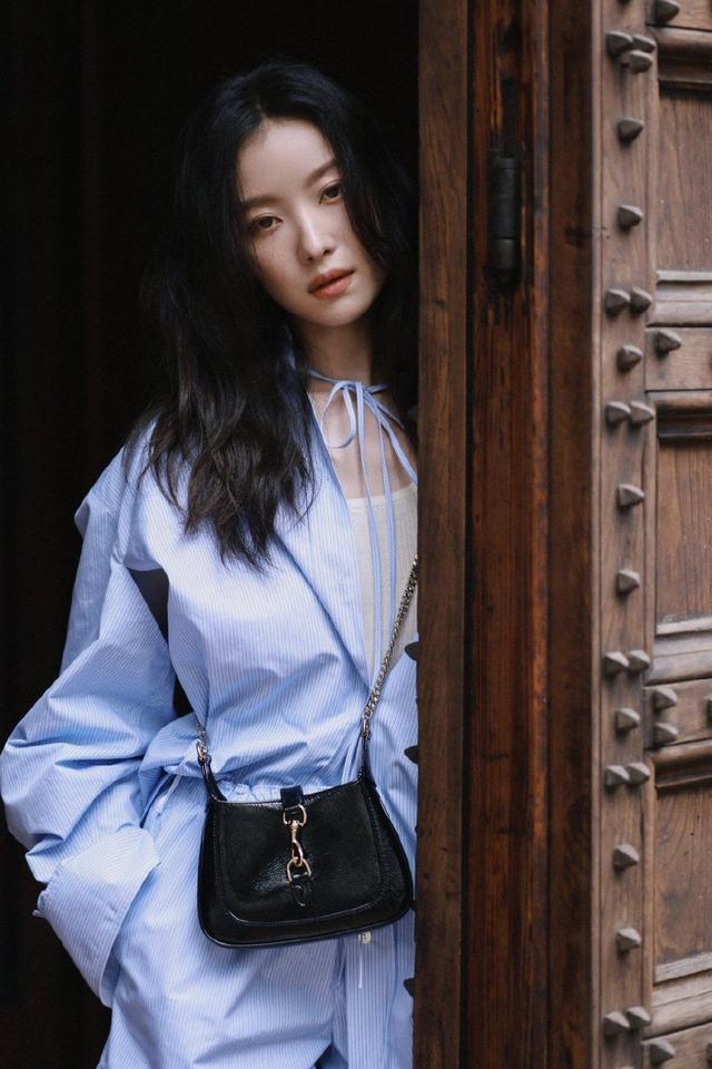 倪妮米兰街头随心漫步 穿浅蓝衬衣沁心自在回眸绝美