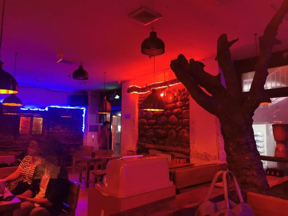 海伦司挣扎求生