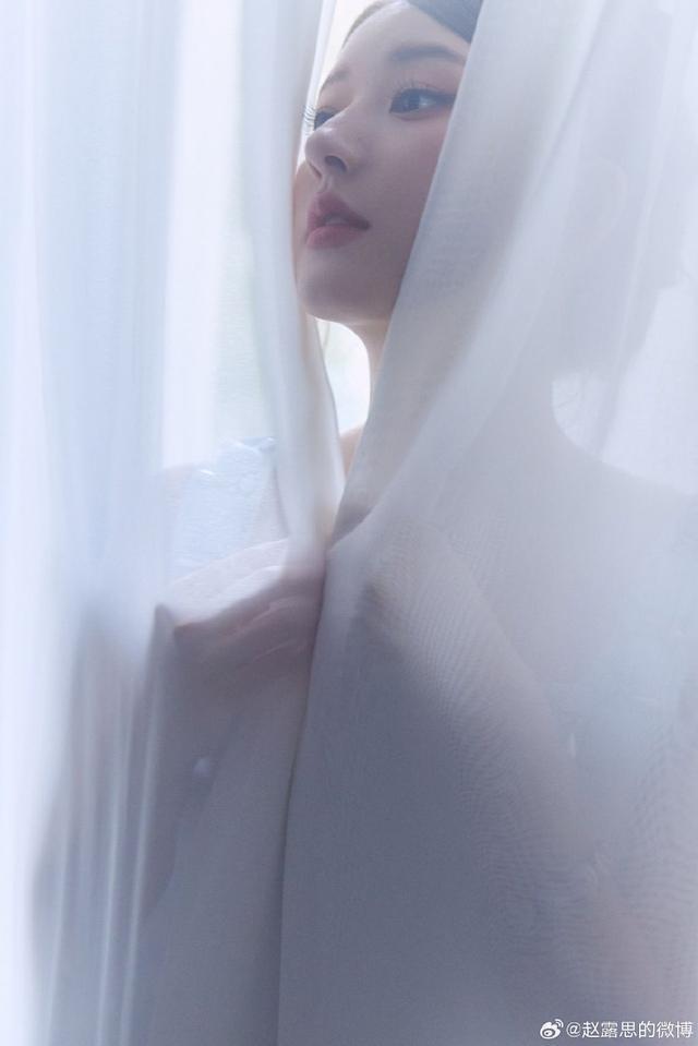 赵露思米兰时装周造型大片 穿蓝色吊带裙配花苞头美似公主