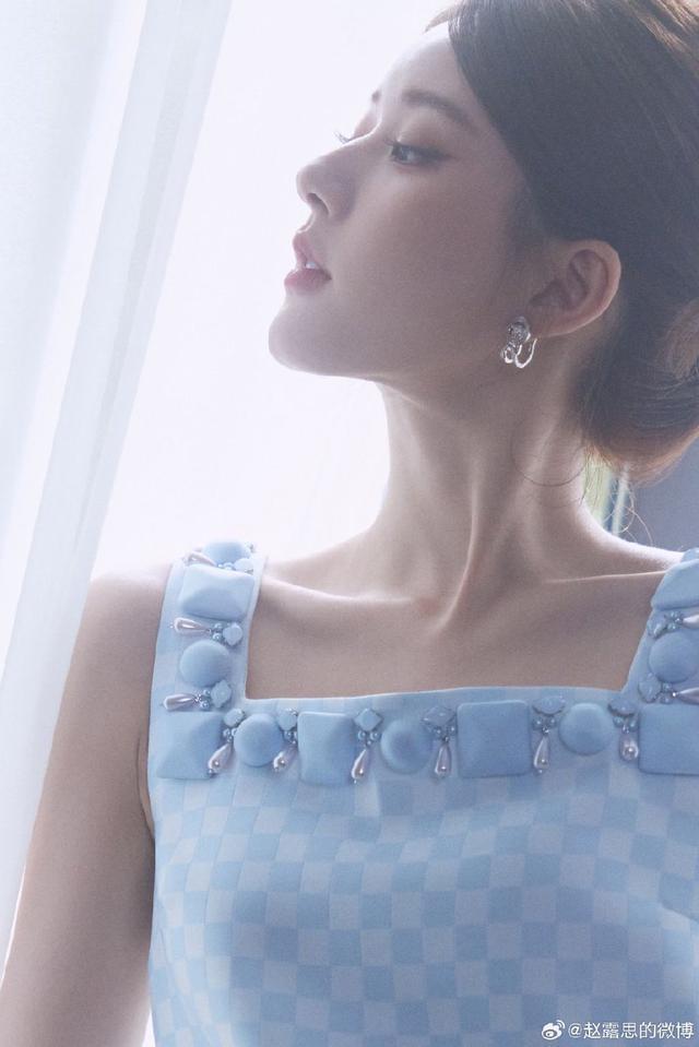 赵露思米兰时装周造型大片 穿蓝色吊带裙配花苞头美似公主