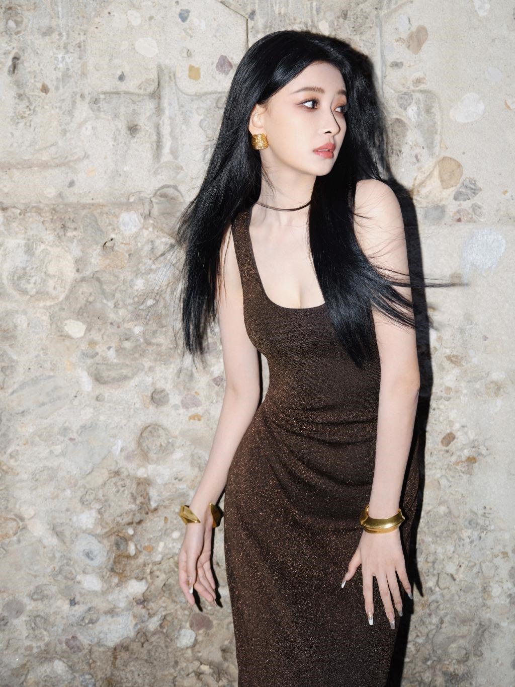 孙怡穿露背吊带裙亮相 大方展露好身材