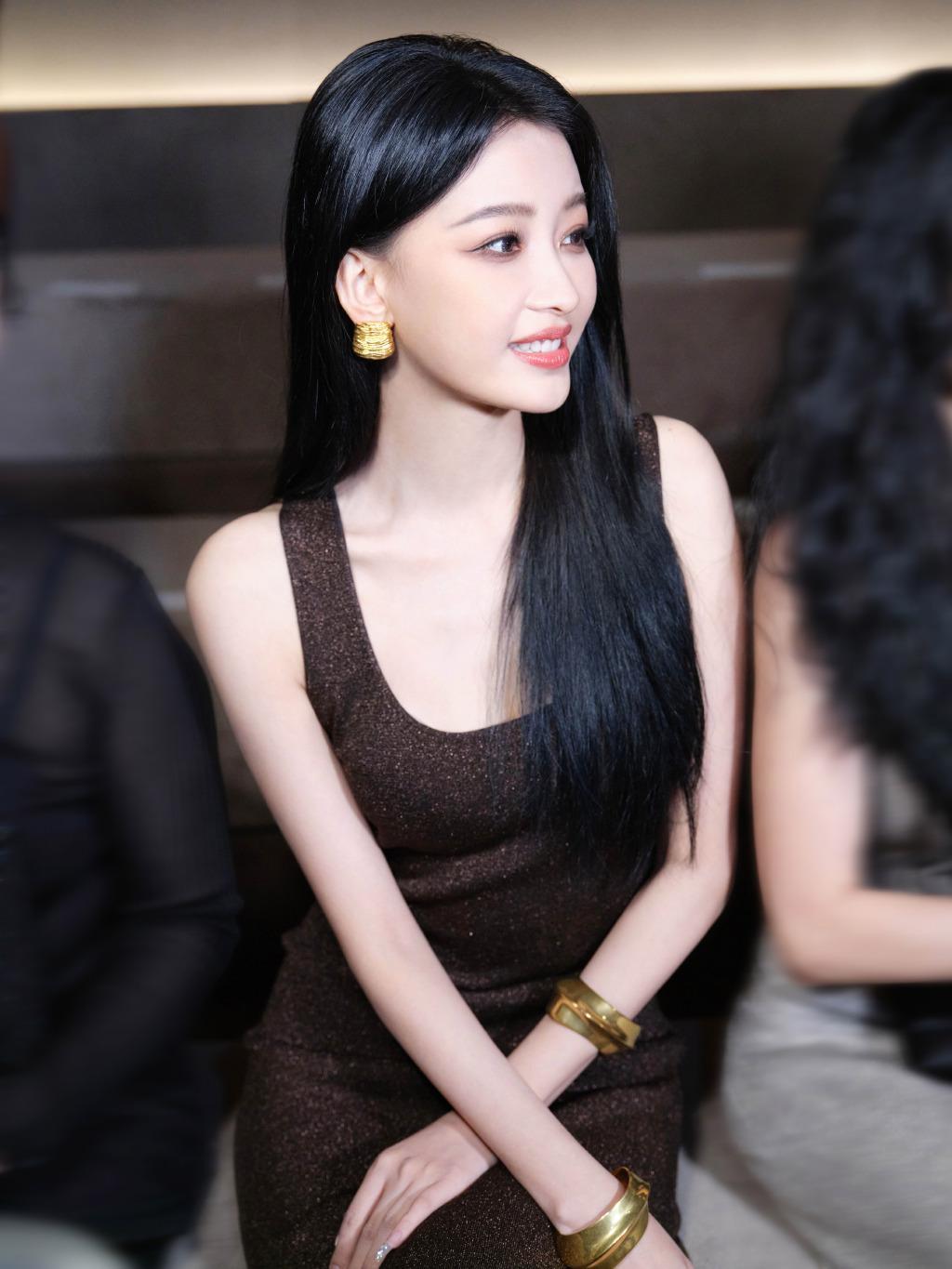 孙怡穿露背吊带裙亮相 大方展露好身材