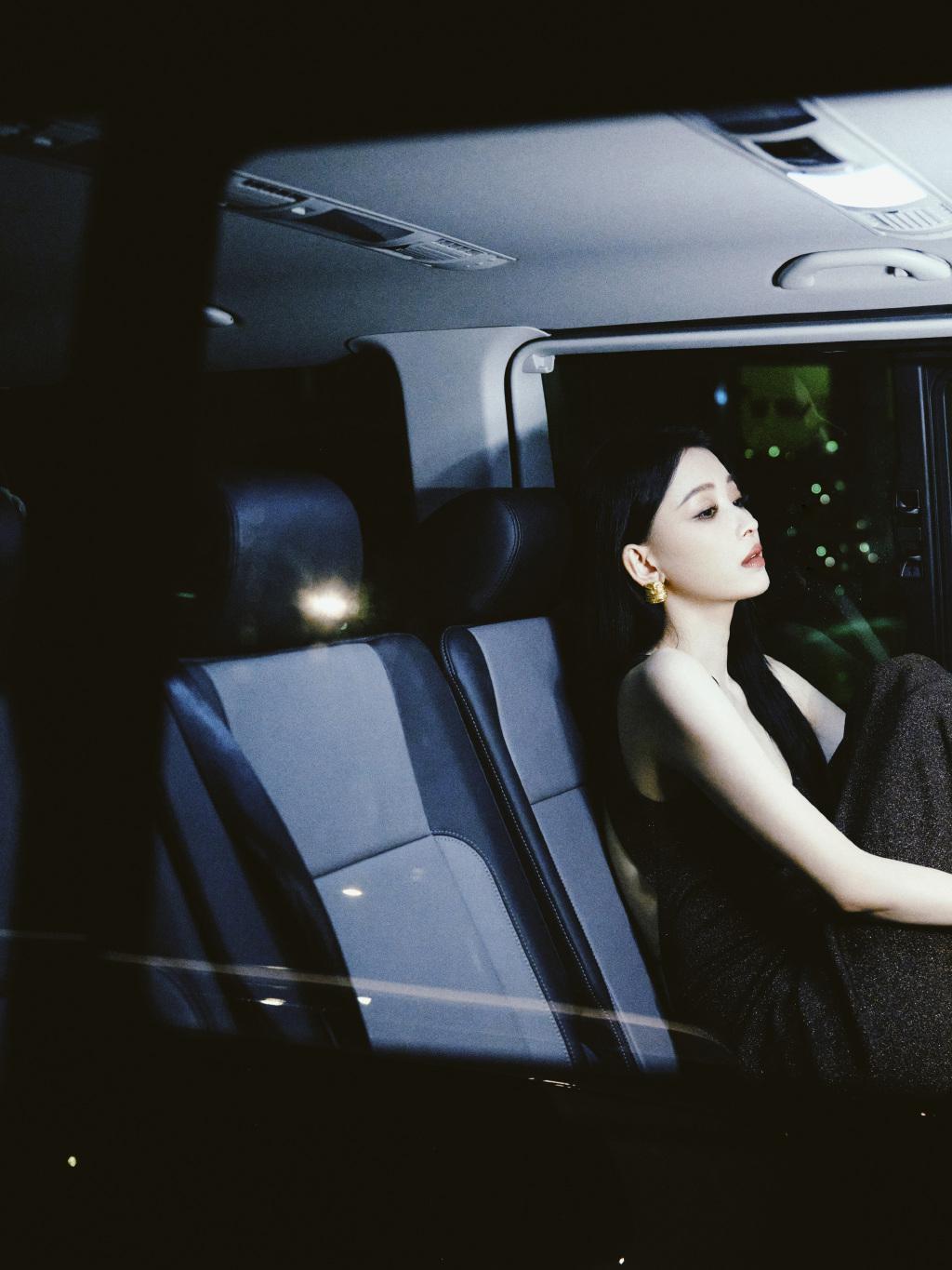 孙怡穿露背吊带裙亮相 大方展露好身材