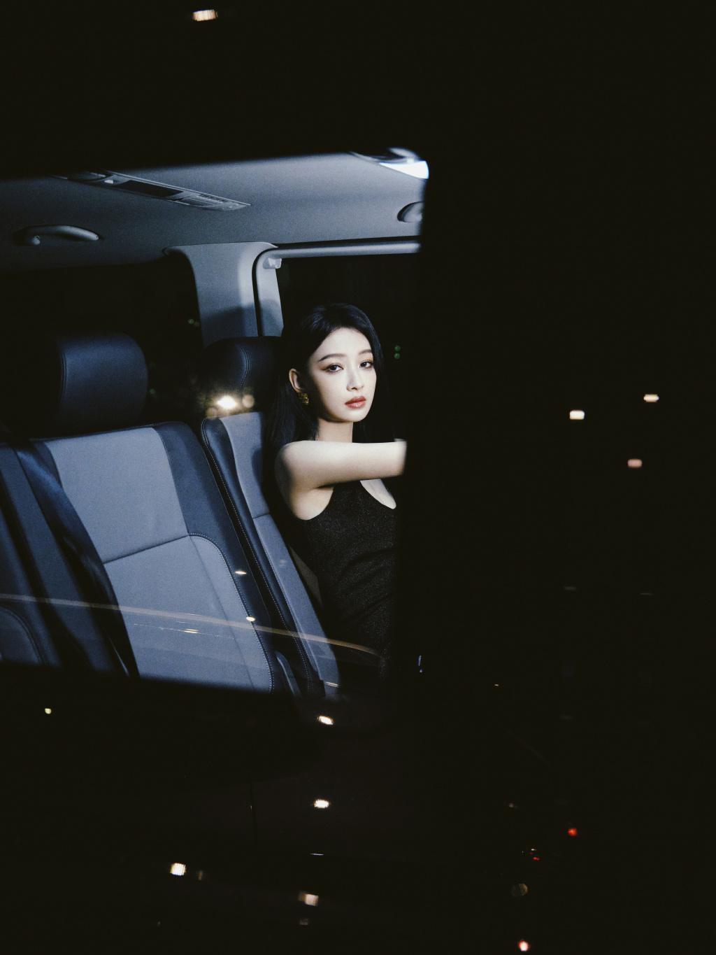 孙怡穿露背吊带裙亮相 大方展露好身材