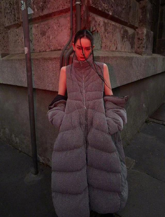 戚薇穿露肩羽绒服看秀另类别致 龙须辫造型飒气十足