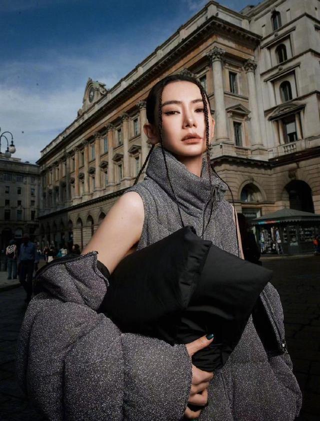 戚薇穿露肩羽绒服看秀另类别致 龙须辫造型飒气十足
