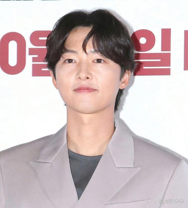 李钟硕与公司不再续约，和女友IU差距越来越大