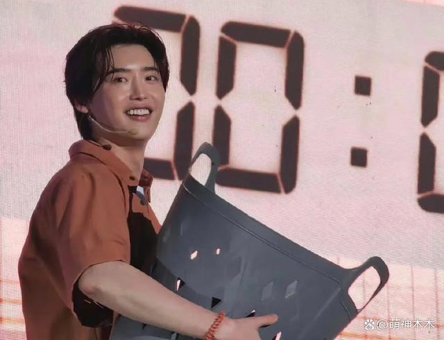 李钟硕与公司不再续约，和女友IU差距越来越大