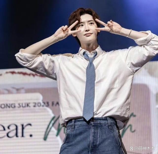 李钟硕与公司不再续约，和女友IU差距越来越大