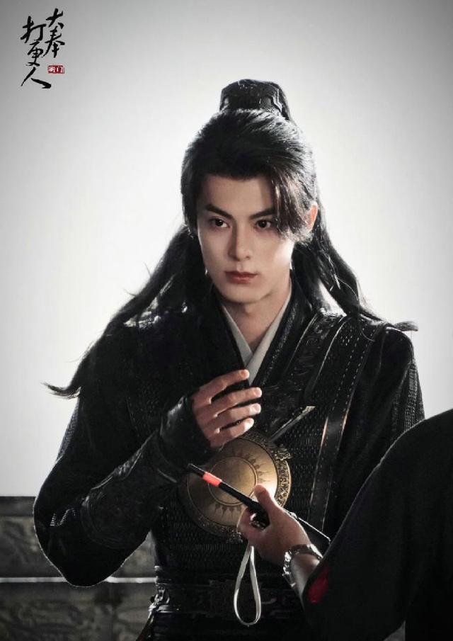 王鹤棣《大奉打更人》最新路透 剑眉星目单马尾英气逼人