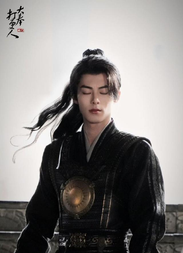 王鹤棣《大奉打更人》最新路透 剑眉星目单马尾英气逼人