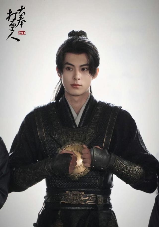 王鹤棣《大奉打更人》最新路透 剑眉星目单马尾英气逼人