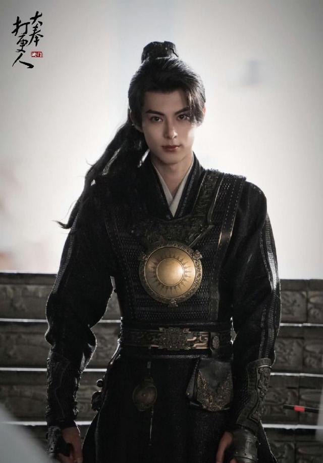 王鹤棣《大奉打更人》最新路透 剑眉星目单马尾英气逼人