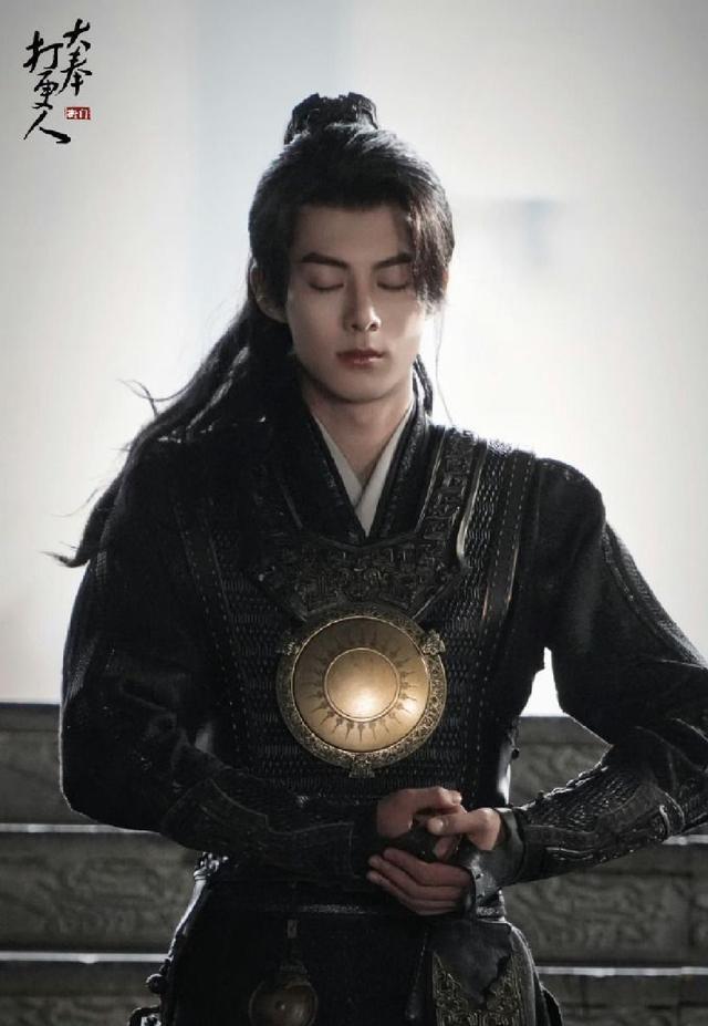 王鹤棣《大奉打更人》最新路透 剑眉星目单马尾英气逼人