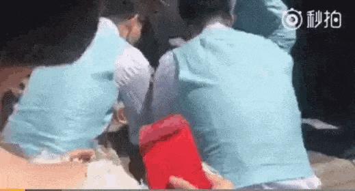 她的婚礼，像场笑话…