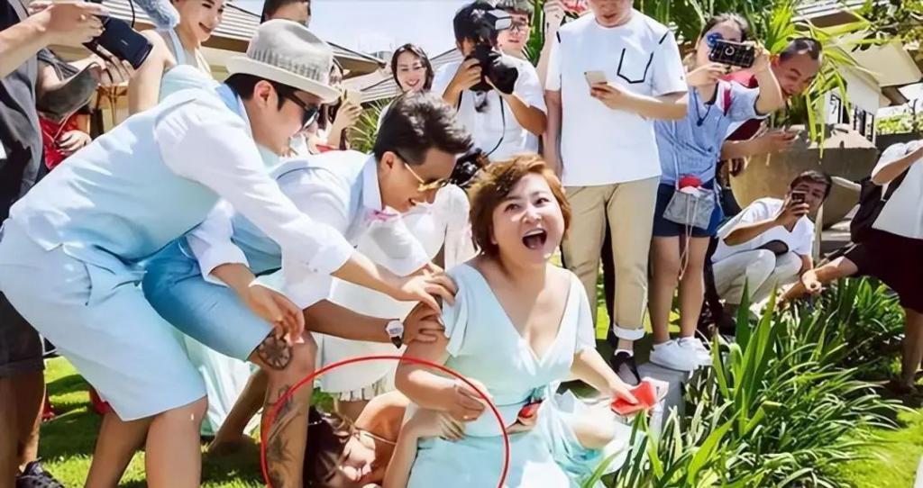 她的婚礼，像场笑话…