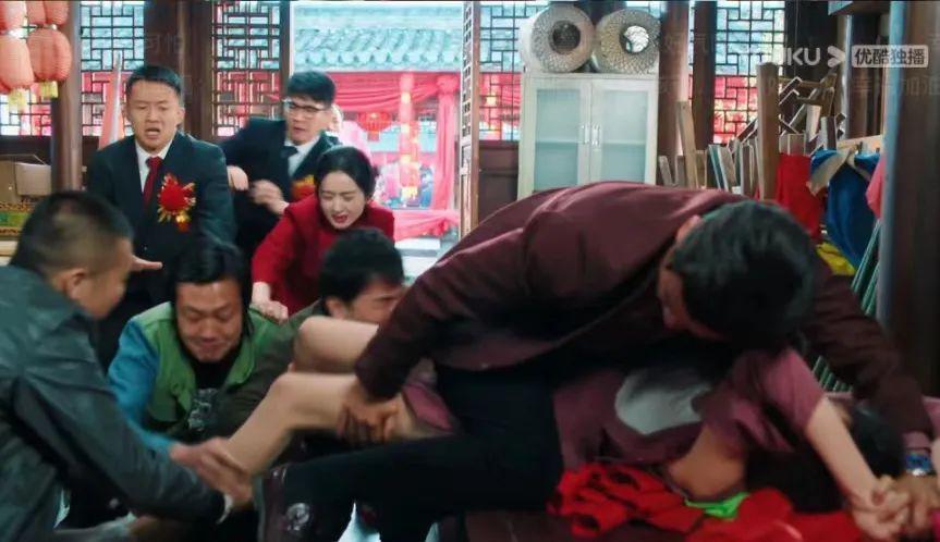 她的婚礼，像场笑话…