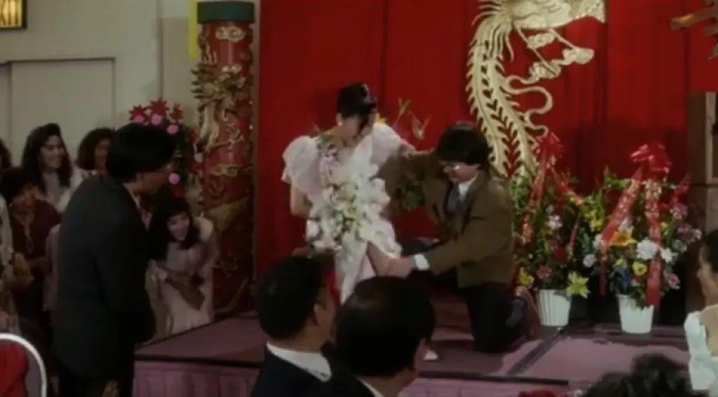 她的婚礼，像场笑话…