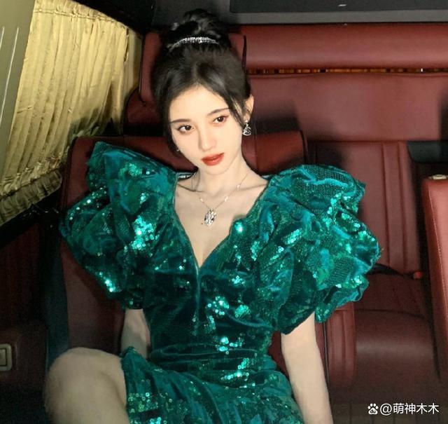 明星和网红撞衫瞬间！本以为高下立判，谁想到分不出谁胜谁负