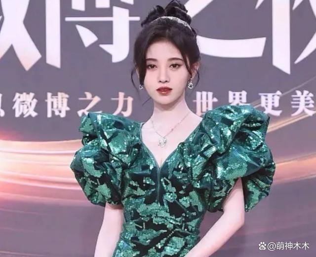 明星和网红撞衫瞬间！本以为高下立判，谁想到分不出谁胜谁负