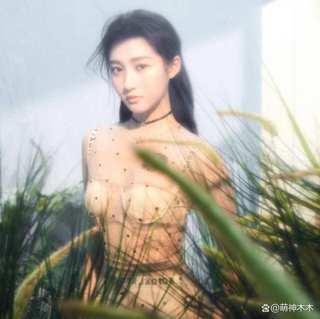明星和网红撞衫瞬间！本以为高下立判，谁想到分不出谁胜谁负