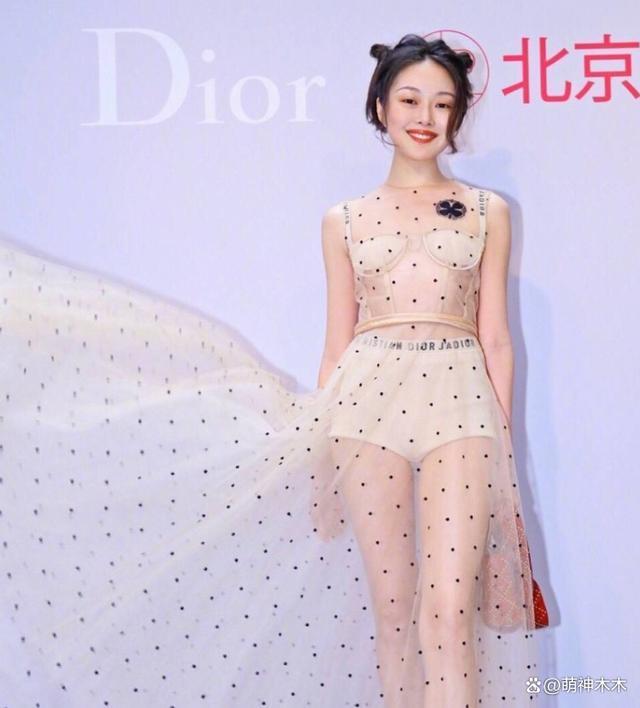 明星和网红撞衫瞬间！本以为高下立判，谁想到分不出谁胜谁负