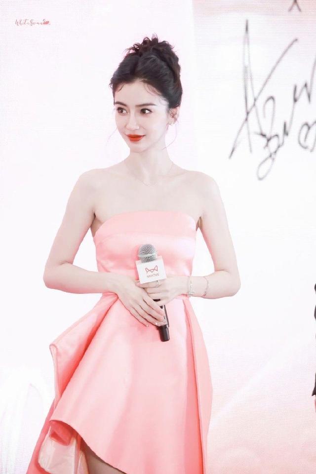 Angelababy芭比粉抹胸短裙 脸颊晕红少女甜笑