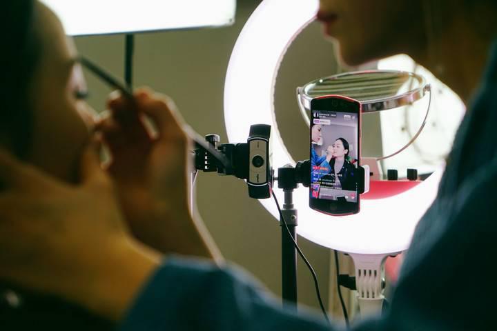 李佳琦风波还没平息， 24 小时工作的 AI 主播已席卷直播间