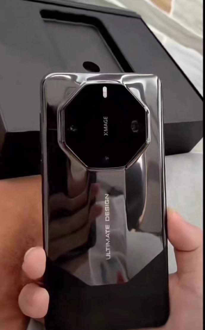 华为Mate 60RS真机曝光，“Ultimate Design”字样现身
