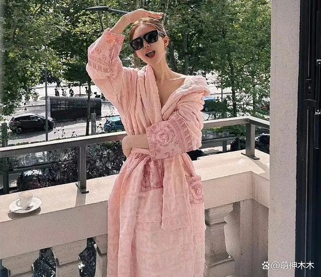 赵露思看秀服装全球首穿,却被嘲P图太狠,生图秒变大圆脸