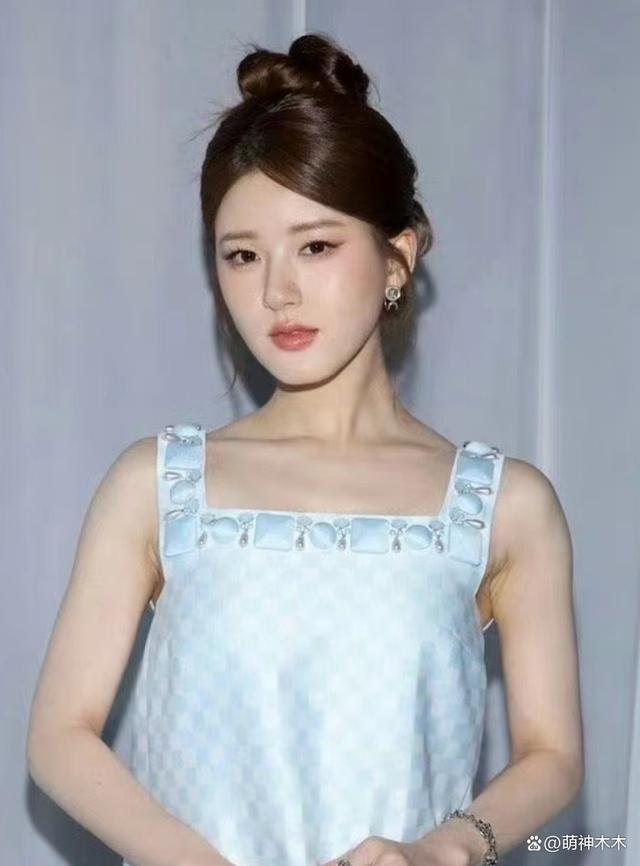 赵露思看秀服装全球首穿,却被嘲P图太狠,生图秒变大圆脸