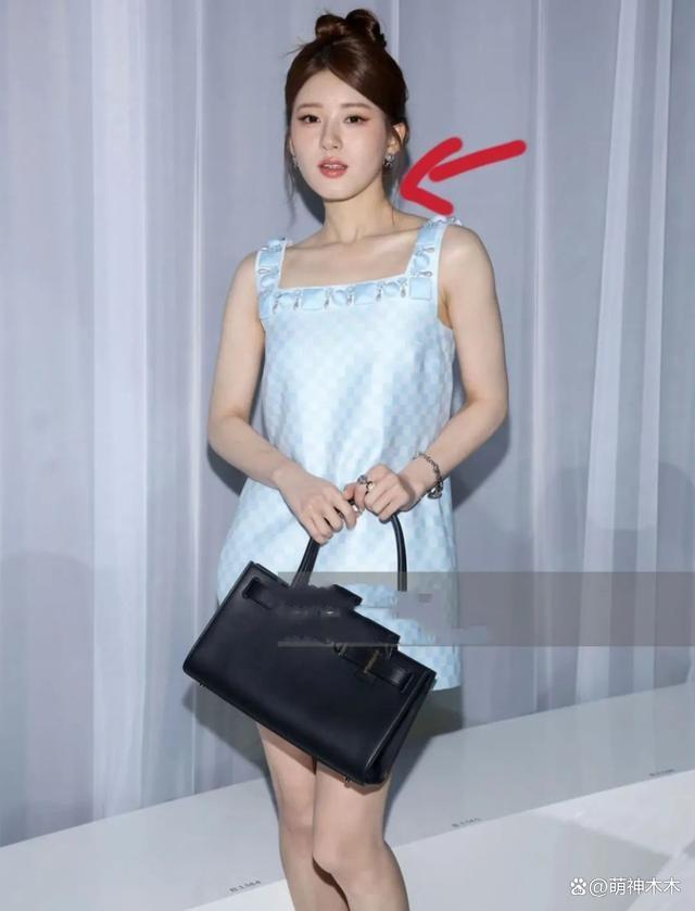 赵露思看秀服装全球首穿,却被嘲P图太狠,生图秒变大圆脸