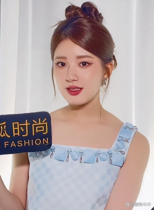赵露思看秀服装全球首穿,却被嘲P图太狠,生图秒变大圆脸