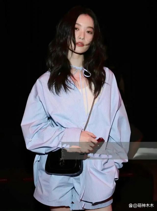 赵露思看秀服装全球首穿,却被嘲P图太狠,生图秒变大圆脸