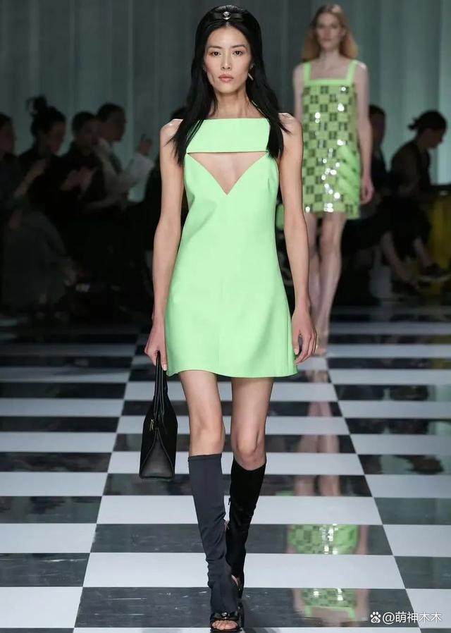 赵露思看秀服装全球首穿,却被嘲P图太狠,生图秒变大圆脸